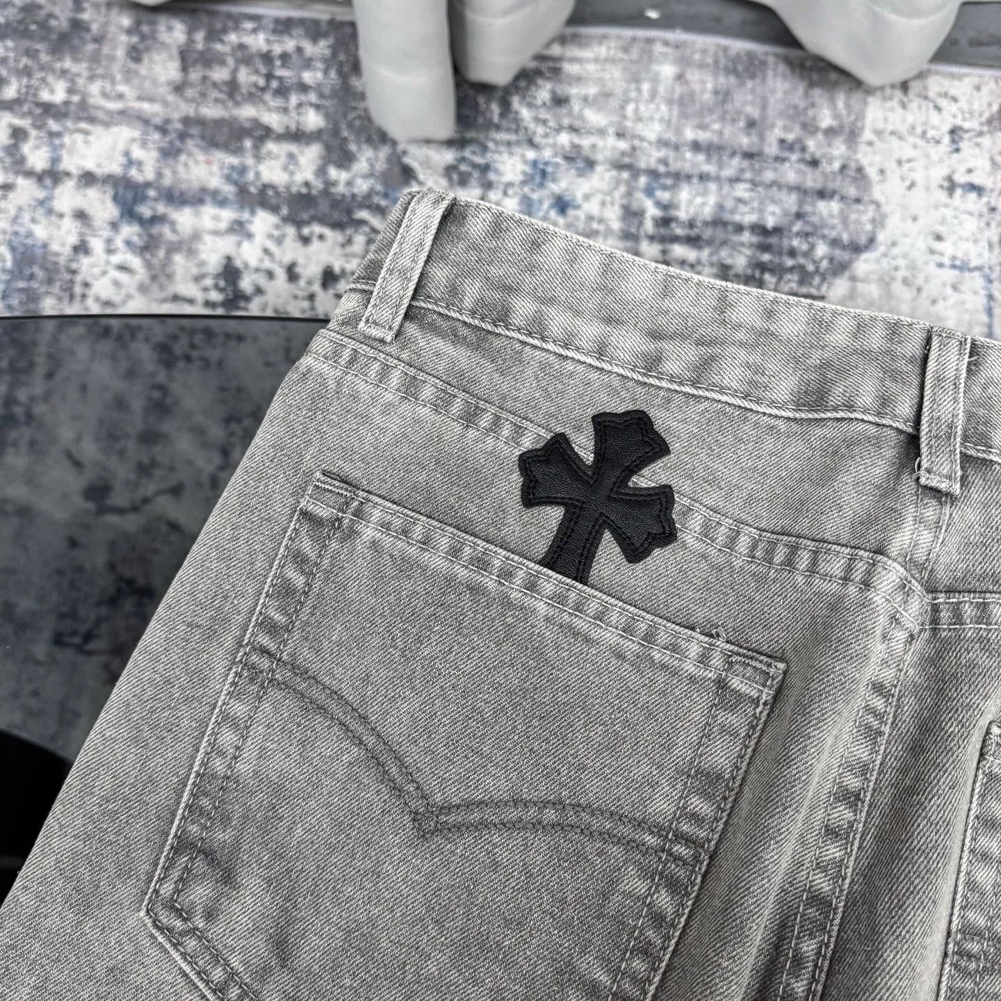 P230 Chrome Hearts CH Chrome Hearts Heavy Industry Damaged High Street Jeans exude unruly personality and unique charm. Every wear and tear is carefully designed to present a unique artistic feel. Made of imported denim fabric, which has undergone heavy industrial washing and destruction treatment, the trousers show a super cool effect on the upper body, allowing you to dominate the fashion stage.  This is more than just a pair of jeans, it is an expression of attitude. With its unique design concept and ultimate pursuit of details, Croxin breaks traditional boundaries and defines the jeans trend in the new era. The trousers are made of double-layer woven fabric and matched with customized hardware, showing an incomparably beautiful and unique style, making every wearer the focus of fashion. Imported denim fabric, super heavy-duty washed and damaged, the upper body is super cool! Customized hardware. Unbeatable and beautiful style. The production process is difficult. Full of high street feel. Color: Gray Size: S M L XL XXL